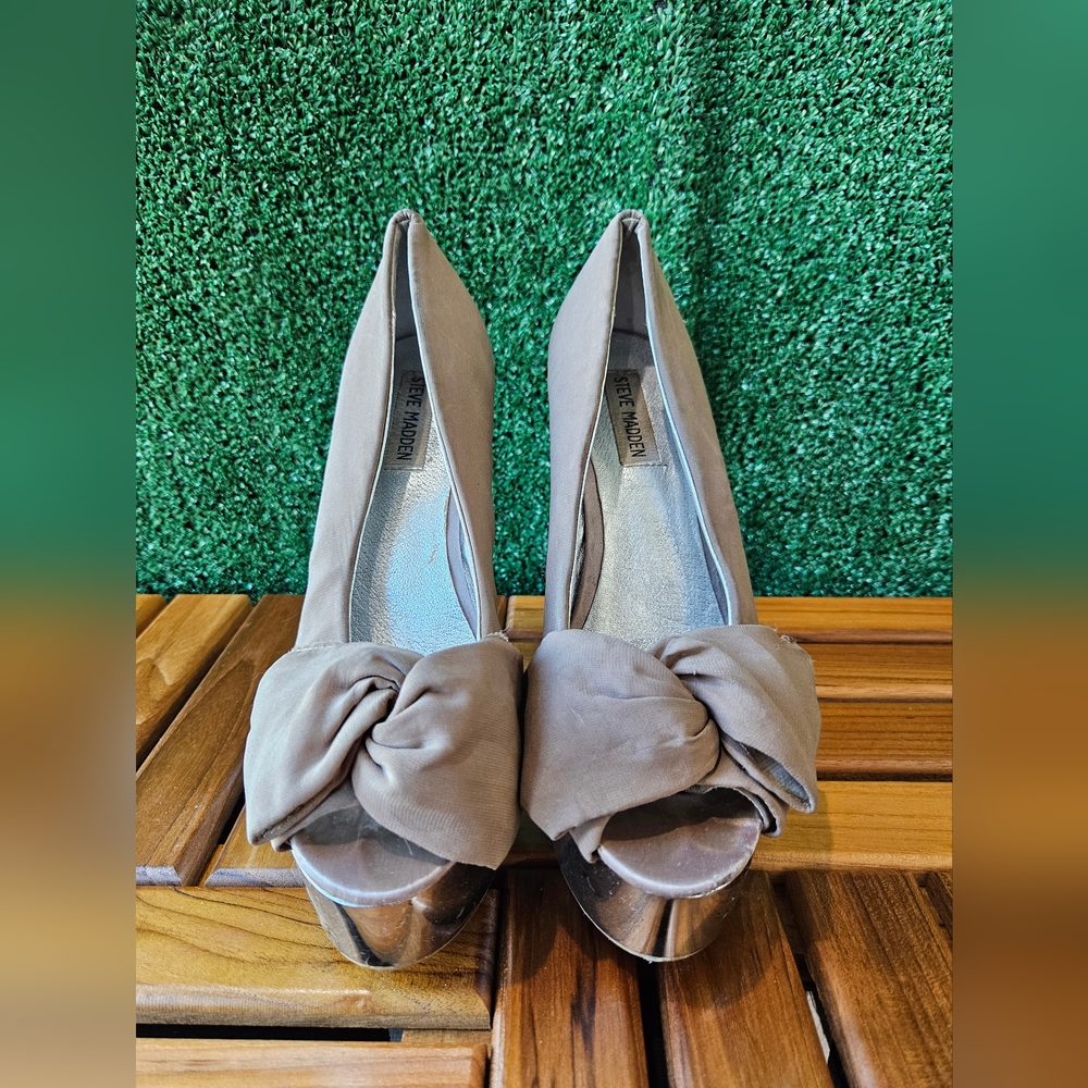Tan/Nude Fabric Platform Heels with Chrome accent!